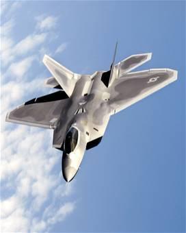 14 Kuva 3.1 Kuvassa amerikkalainen F-22 Raptor [7], joka on moderni viidennen sukupolven hävittäjä. F-22:n erityisominaisuutena on sen pitkälle viety häivevarustelu.