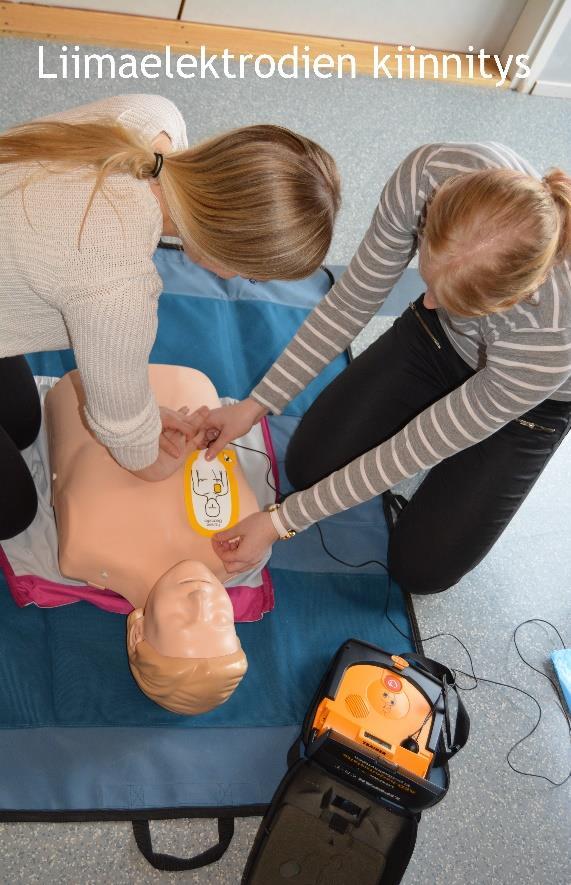 On tärkeää, ettei defibrillaattorin käyttö keskeytä paineluelvytystä.