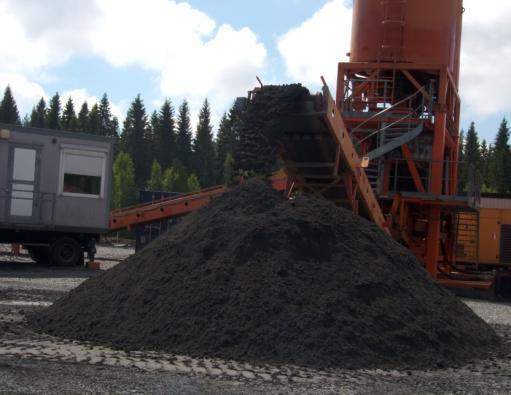 Sekoituksen jälkeen valmis massa siirrettiin kuljetinta pitkin maahan (kuva 5). Kuva 5. Tuhka kuljettimelta sekoittimelle ja valmis tuhkaseos oikealla.