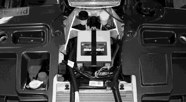 HUOLTO ADC-järjestelmä Jos ajoneuvosi on varustettu voimansiirron ADC-järjestelmällä (Active Descent Control), joka mahdollistaa moottorijarrutuksen, järjestelmään kuuluvan nesteen määrä säiliössä on