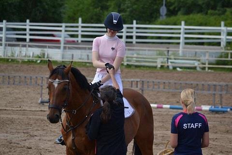 ajat alle 3 sekuntia voittajasta, joten todella tasaista oli. Prix de Good Feelings ratsastettiin 100 cm:n korkeudessa ja tässä luokassa starttasi 53 ratsukkoa. Tämän luokan arvostelu oli A2.