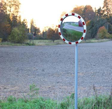 MUITA ENNAKOIVIA TOIMENPITEITÄ Aina liittymän paikkaa ei ole järkevä muuttaa eikä näkemäesteitä voida poistaa. Liittymään asennettu peili helpottaa maantielle näkemistä.