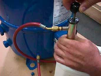 Kylmäaineen vaihtaminen järjestelmään retrofit-prosessi (jatkuu) Tyhjennä pumpusta ja letkusta kaikki ilma muutamalla pumpun painalluksella. Pumpun ilmaus on tärkeää.