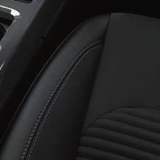 Trend-varustelun lisäksi Ford SYNC 3 ääniohjauksella (englanninkielinen), 8" TFT-näyttö, radio/cd, 6 kaiutinta Sähköinen seisontajarru