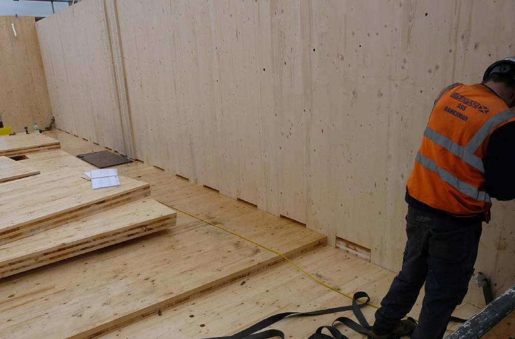 Elementtien asennus työmaa Massiivipuulevyt CLT LVL