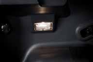 AUX- ja USB-liitännät sekä valaistu USB-portti Yhteyksien säilyttäminen on elintärkeää.