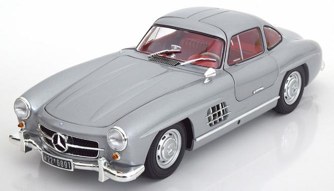 M71 Pienoismalli Keräilyauto Mercedes-Benz Classic Selection MB 300 SL, 1:18, aito Daimler AG tuote M72 Sekalaista elektroniikkaa Laukullinen. M73 Aurinkolaseja Pussillinen.