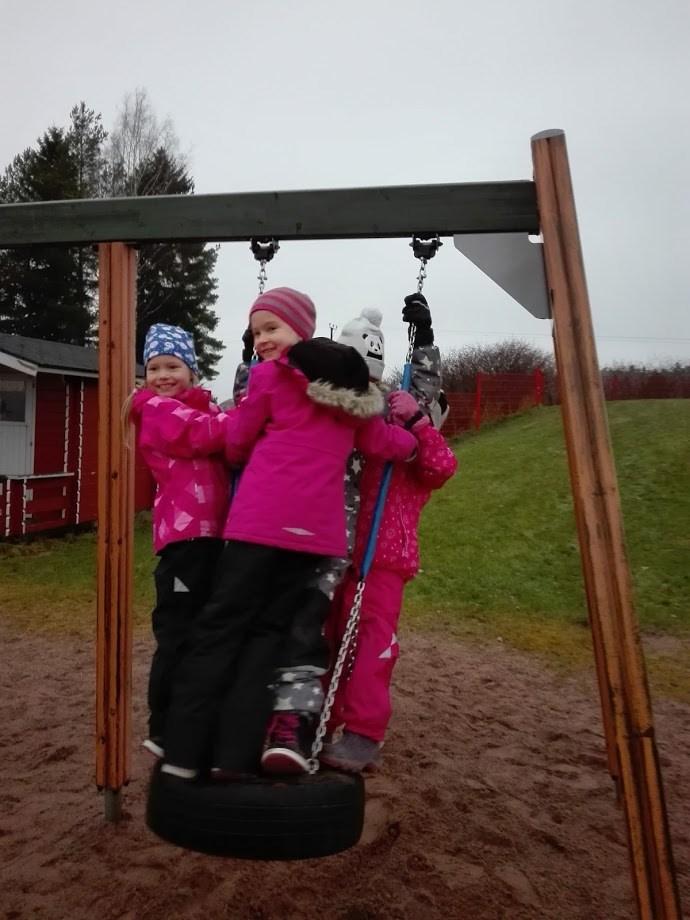 Koulukuvaus 15.9. Nälkäpäivä pe 15.9. Suomi 100 juhla 7.12. Koulukyydit Kouluajaksi, jota koulun järjestyssäännöt koskevat, luetaan myös koulumatkat. Oppilaiden tulee olla ajoissa pysäkillä.