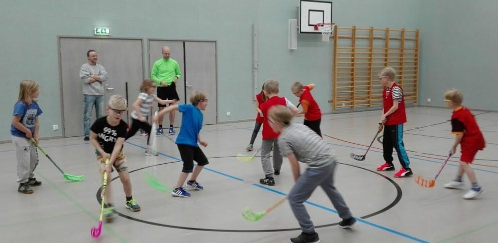 Kuraattori ja koulupsykologi Kuraattorin terveiset: Olen koulumme kuraattori ja toimintaani kuuluu keskustelut/ tuokiot oppilaan ja oppilasryhmien kanssa erilaisiin elämäntilanteisiin liittyvissä