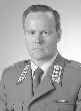 in memoriam 44 Ilmatorjunta 3/2012 Eversti Juhani Helasterä Juhani Helasterä kuoli toukokuun 9. päivänä 2012 Rovaniemellä.