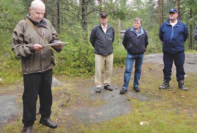 Taustalla ITY:n Keski-Suomen osaston puheenjohtaja Olavi Rantalainen, Ilmasotakoulun Killan puheenjohtaja Ilkka Nyyssönen ja Viestikoelaitoksen Killan puheenjohtaja Erkki Hammaren.