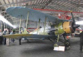 Kymin lentokentän ilmailumuseossa oli mahdollisuus tutustua maailman ainoaan lentokuntoiseen Gloster Gaunlet II:een, jolla oppaamme Jyrki Laukkanen lentää edelleen taitolentoesityksiä, viimeksi