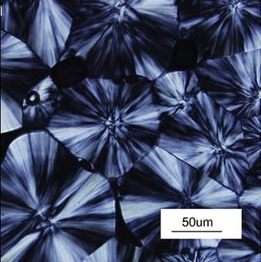 7 a) b) Kuva 4. a) Mikroskooppikuva sferuliiteista b) kaavamainen esitys sferuliitista (muokattu lähteistä Zhao et al. 2008, s.2751; Doitpoms n.d.