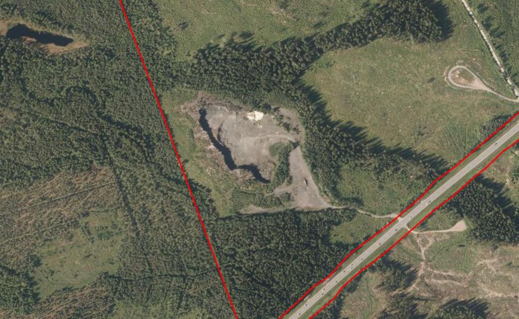 Kuva 7. Kohdealueen ympäristö on voimallisesti ihmisen metsätalouskäytössä muokkaamaa, ja itse ottamisalue on kuorittu. Maanmittauslaitoksen ortoilmakuvat, luettu 5.5.2017. 2.