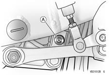 176 HUOLTO JA SÄÄDÖT Takajousitus (UNI-TRAK ) Katso tietoja takajousituksesta moottoripyörän englanninkielisen käyttöoppaan luvun Maintenance and Adjustment kohdasta Rear Suspension, tai kysy neuvoa
