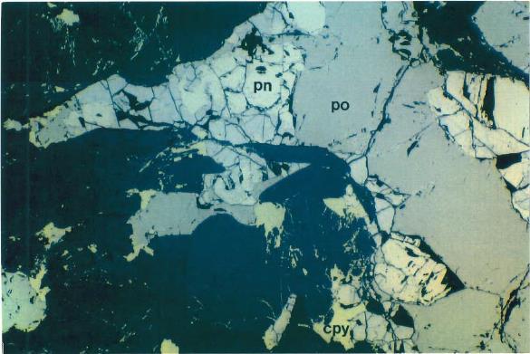 yhteydessä toisinaan esiintyviä mineraaleja ovat kubaniitti.