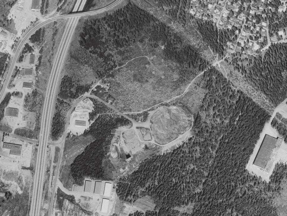 Ilmakuva vuodelta 1975, jossa kaatopaikka näkyy koko laajuudessaan.