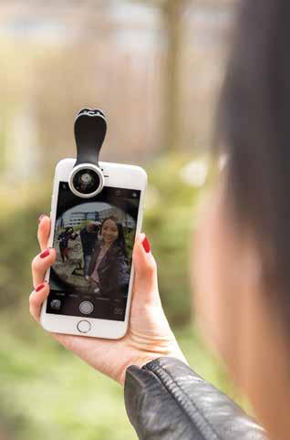 Selfie-tikun varressa on ura, joka estää sitä kiertymästä ja pitää puhelimen oikeassa paikassa.