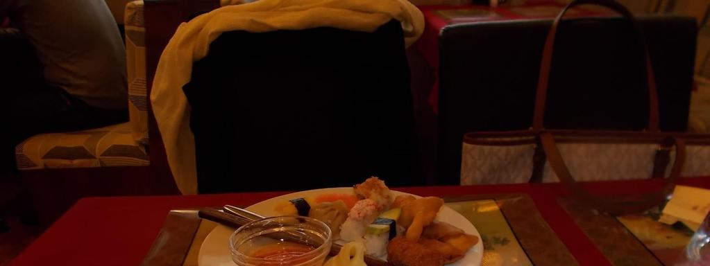 Kävimme ravintola Hua Thai (Kielotie 7, Tikkurila) buffetissa.