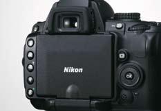 Aiempien Nikon-kameroiden tapaan sen ergonominen muotoilu sopii käteen ja mahdollistaa vaivattoman ja miellyttävän käytön. * ilman akkua, D-muistikorttia ja rungon suojusta.