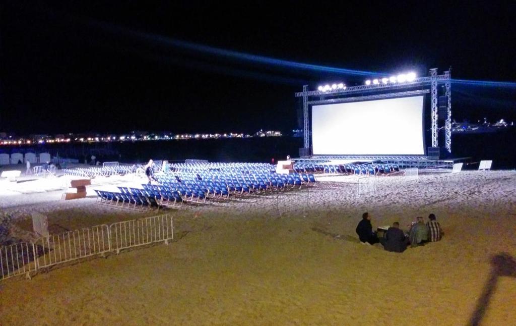 Cannesin elokuvafestivaalien ilmainen elokuvailta rannalla.