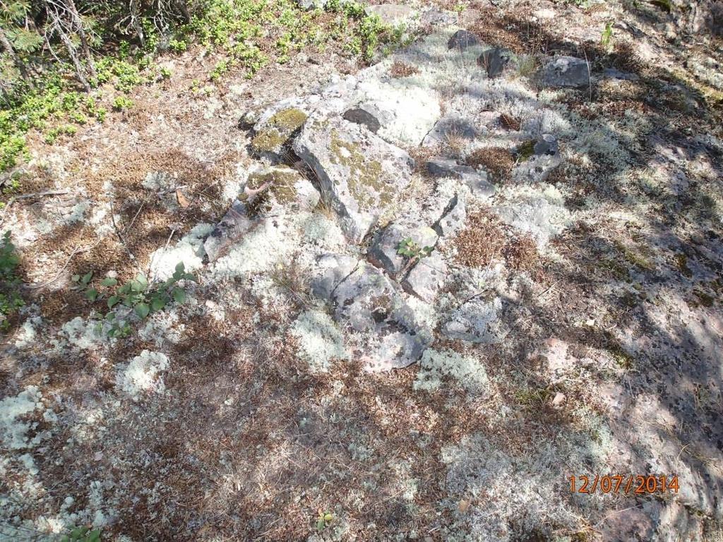 8 Alakohde 3: N 6721745 E 235491 (vuoden 2014 inventoinnissa mitattu sijainti) Muinaisjäännösrekisterin mukaan lakialueen itäpuolella on jyrkän rinteen alapuolella kallioterassilla pieni kivilaaoista