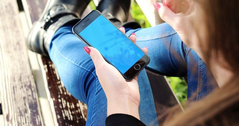 UUDEN SUKUPOLVEN DIGITAALI- MAAILMA Millaisia eroja on kännykän ja tietokoneen käytöllä eri sukupolvien välillä?