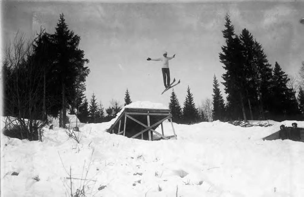 Puijon ensimmäinen hyppyrimäki 1913-1914. Kuva Victor Barsokevitsch, Kuopion kulttuurihistoriallisen museon kokoelmat. ni avattiin yleisölle vuonna 1963.