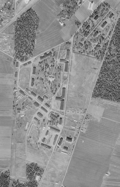 Vieressä vasemmalla: Väritetty postikortti 1910-luvulta kertoo kasarmin kirkon asemasta Hennalan maisemassa. Kuva: Lahden kaupunginmuseon kuvaarkisto.