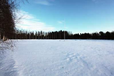 Kentän keskellä sijaitsee korkea lipputanko.