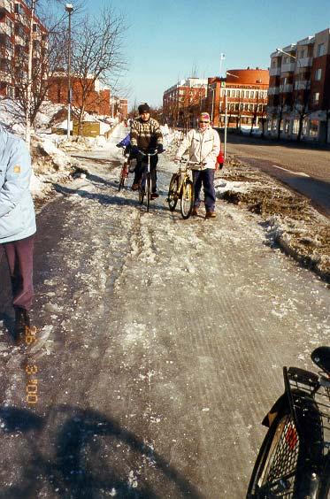 Tutkimusryhmäläisten antamien arvosanojen ka = 1,09. Kuntoarvoa alentavat tekijät: Liukkaus 21/22, epätasaisuus 19/22. (Oulu, Myllytulli 26.3.2000). Kuva 105.