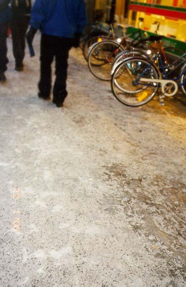 Kevyen liikenteen väylien kunnossapitotason selvitys 123 TALVIKAUDEN TUTKIMUKSET kunnossa. Varsinkin vanhemmat tutkimukseen osallistujat valittelivat kohteen vaarallisuutta. KUNTOLUOKKA 2 Kuva 111.