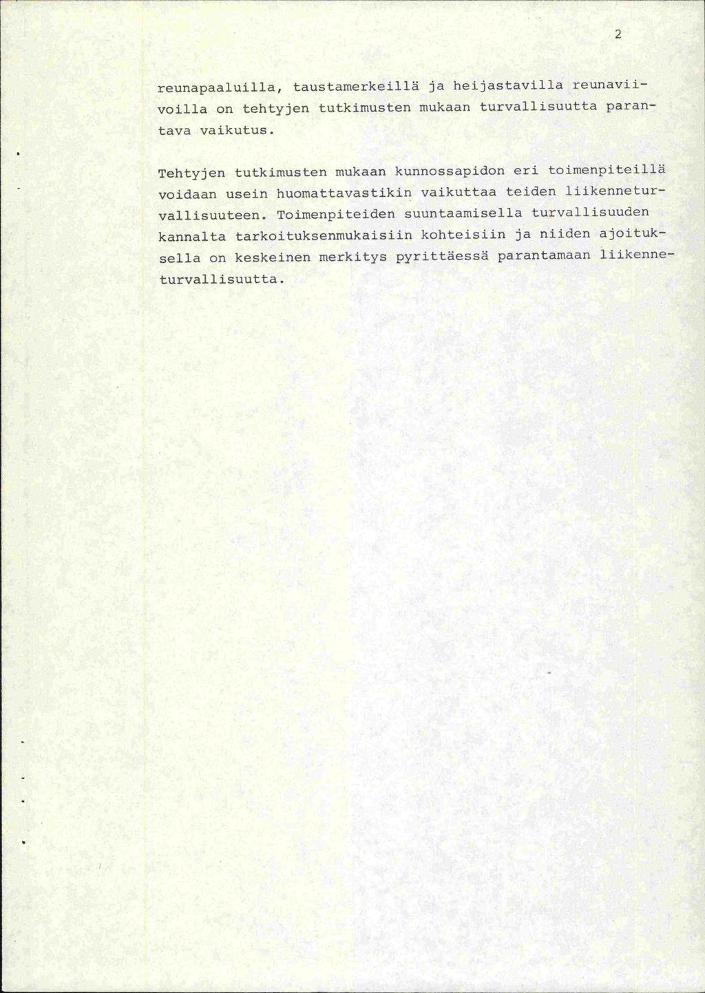 reunapaaluilla, taustamerkeillä ja heijastavilla reunaviivoilla on tehtyjen tutkimusten mukaan turvallisuutta parantava vaikutus.