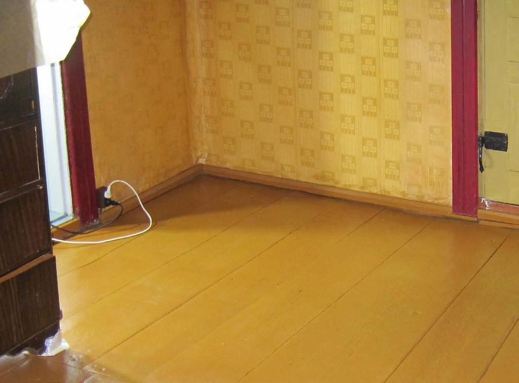Sähkökaapelointi tehtiin talon alle ryömintätilaan ja lattioiden läpi porattiin läpiviennit pistorasioita varten.