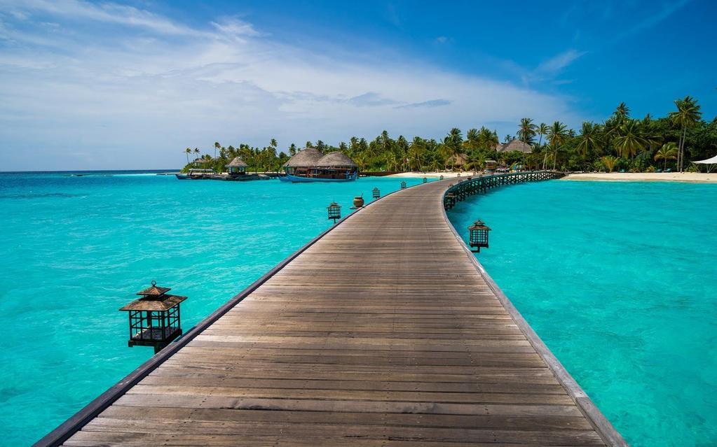 MALEDIIVIT, MALEDIIVIEN TASAVALTA Keskilämpötila marraskuussa: 28 C, Aurinkotunteja päivässä: 8 h, Lentoaika n. 13 h (vaihdolla) Malediivit tarjoavat täydellisen aurinkoloman keskellä pimeintä talvea.