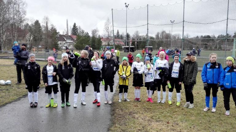 D tytöillä onnistunut turnaus! D12 turnaus voittoon ja D13 kolmanneksi! Saharassa pelattiin 10 joukkueen voimin tyttö turnaus. D13 sarjassa oli 5 joukkuetta, kuten myös D12 sarjassa.