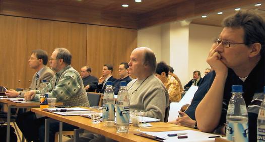 Saminaarin yleisöä. Etualalla vasemmalta: Tom Nyberg, Pertti Mäntynen, Risto Pyötsiä ja Ari Miettinen. suudesta ja kantaa mahdolliset seuraamukset virheellisestä ratkaisusta.