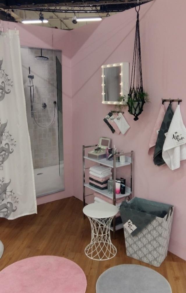 52 Toinen Vallilan tuotteilla sisustettu huone oli kylpyhuone. Seinät tapetoitiin Vallilan vaaleanpunaisella Kompassi Kullanmuru -tapetilla.