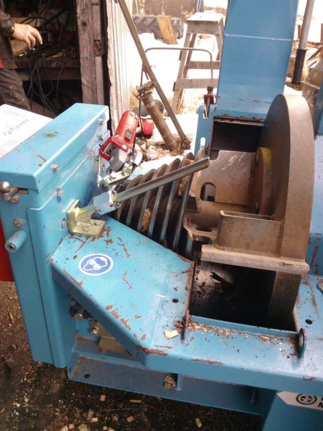 2013 Tuusniemellä sateisessa säässä. Mittauksissa käytetty kartioruuvihakkuri oli Laimet HP-21, jonka voimanlähteenä oli 120-hevosvoimainen Deutz-Fahr Agrotron -traktori.
