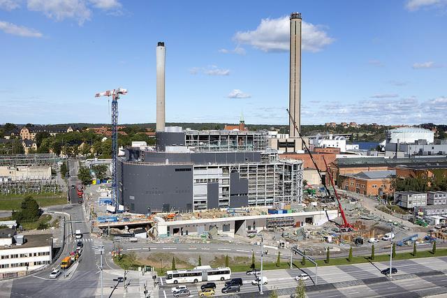 Maailman suurin biomassaa käyttävä CHP-laitos Tukholmassa 1,700 GWh lämpöä ja 750 GWh sähköä vuodessa 190 000 kotitaloudelle. 100% biomassaa 2,4 TWh (1 milj. k-m 3 ) vuodessa.