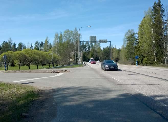 2.4.2 Joukkoliikenne Yhteysvälin joukkoliikenteessä korostuu Lahti Kouvolavälin junaliikenne.
