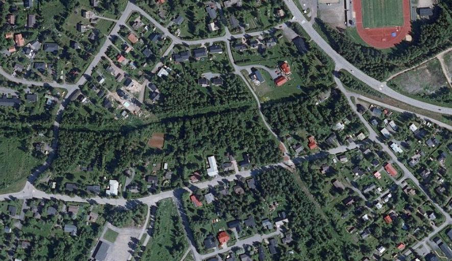 Rakennettu ympäristö Kaava-alueella on Kallisentien varressa eri-ikäisiä omakotitaloja ja Rosundsbäckenin molemminpuolin on pientä lehtipuuta ja pensaikkoa kasvavaa matalaa joutomaata.