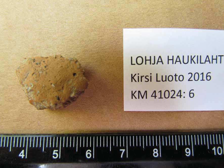Mahdollisesti hiilijälki H on jäännös jonkinlaisesta läheiseen esihistorialliseen asuinpaikkaan liittyneestä tulisijasta tai keittokuopasta. Kuva 27 ja 28.