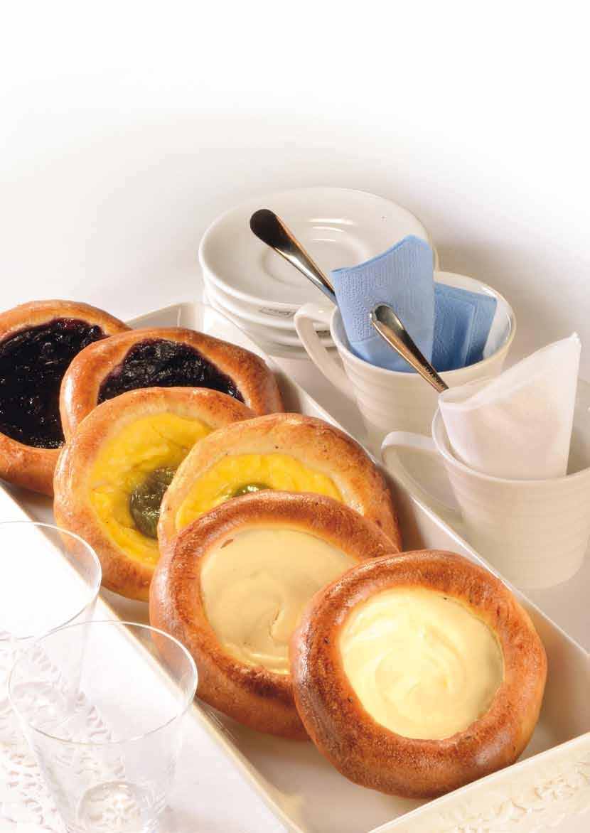 Täytepullat ja muffinssit arjen luksusta Mikään ei voita tuoreen, makean leivonnaisen makua, tuoksua ja kuohkeutta, kun mieli tekee jotain pientä hyvää tai kun arki kaipaa lohtua ja piristystä.