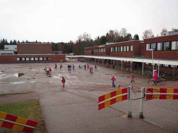 Leikkialueet ja pelikentät ovat hiekkapintaisia ja niiden kunto oli melko hyvällä tasolla.