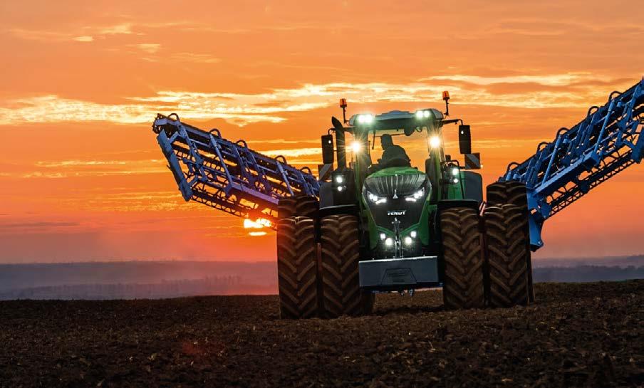 Tehokas ja erittäin modulaarinen vakiotraktori Fendt 1000 Vario valtaa uuden sementin teholuokassaan.