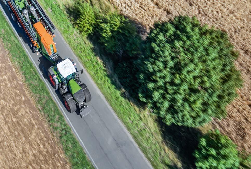 Fendt 1000 Varion vakuuttaviin ominaisuuksiin kuuluvat myös erinomainen ohjattavuus, pieni tyhjäpaino ja korkea hyötykuorma.
