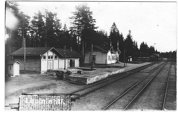 2. Lapinlahden asema-alue Rautatieasema Kuopion ja Iisalmen väliset asema- ja pysäkkirakennukset suunnitteli Bruno Granholm, joka nimitettiin 1892 Rautatiehallituksen arkkitehdiksi ja joka toimi