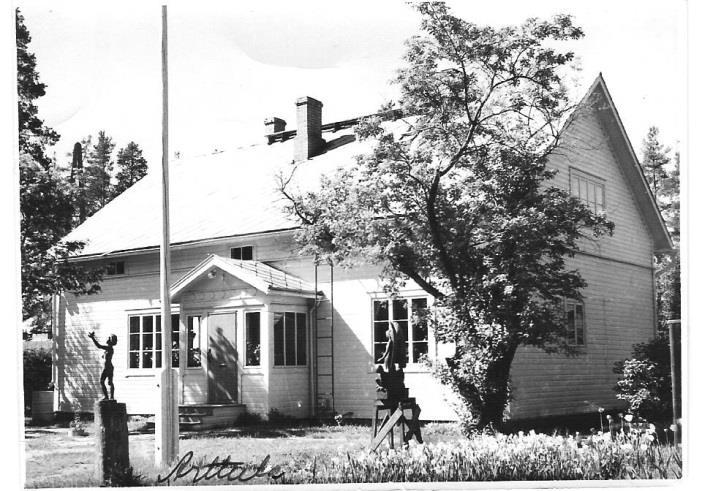 (1885-1965) oli hankkinut paikan kodikseen ja yrityksensä sijaintipaikaksi Lapinlahden rautatieaseman läheisyyden vuoksi.