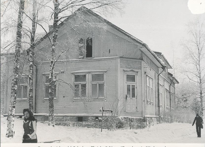 Rakennuksen luoteiskulmassa oli sisäänkäynti. Sisään astuessasi tunsit lääkkeiden tuoksun, tiskin takana näit monet hyllyt ruskeita lääkepulloja, joiden kyljessä oli latinankielinen teksti.